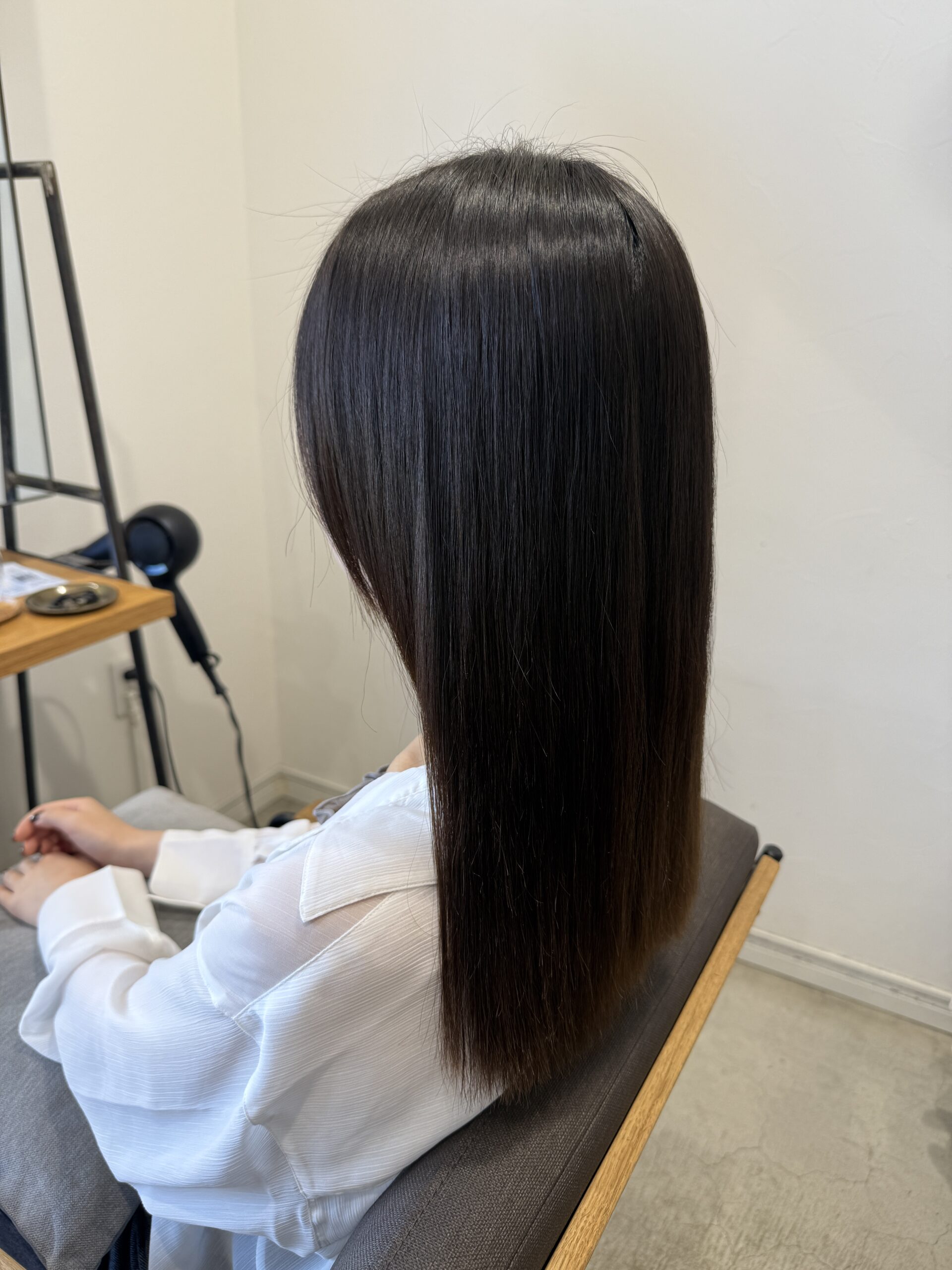 「春日井で、クセをしっかり伸ばしながら柔らかい質感に整えた髪質改善ストレートの仕上がり」