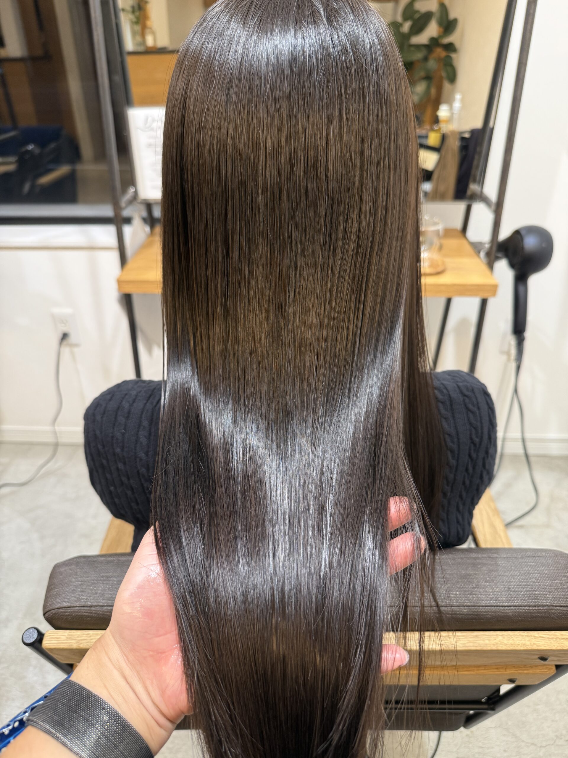 髪質改善ストレート後に艶髪ケアカラーで艶としなやかさが出た仕上がりのロングヘア